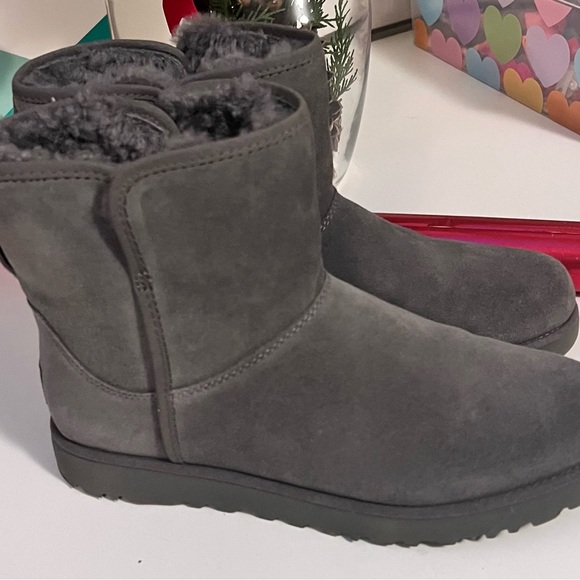 A must have Ugg - Picture 5 of 7